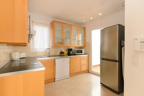 Een koelkast, een microgolfoven, een oven, een kookplaat