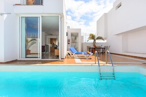 Pool - Beautiful holiday home with Heated Pool, Private Patio and Great Location (puerto del carmen)