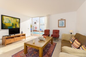 TV - Beautiful holiday home with Heated Pool, Private Patio and Great Location (puerto del carmen)