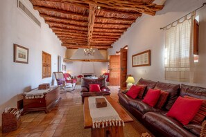 Télévision, cheminée, jeux vidéo, chaîne hi-fi