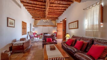 Een televisie, een open haard, videogames en een stereo