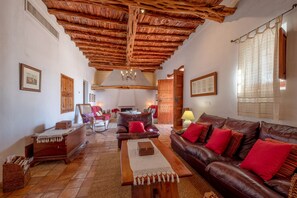 TV, caminetto, videogiochi, impianto stereo