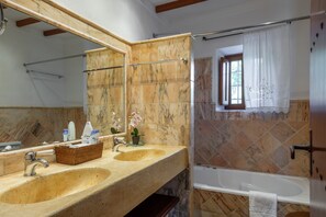 Bañera, secador de pelo, toallas