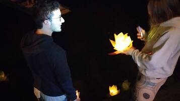Dos personas sosteniendo farolillos iluminados.