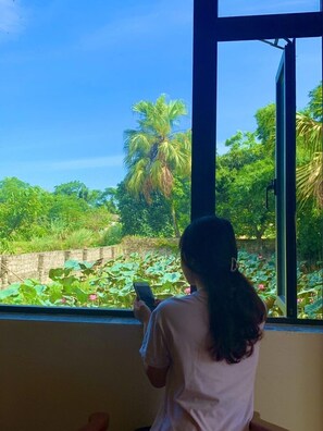 迷你吧、办公桌、笔记本电脑工作区、隔音