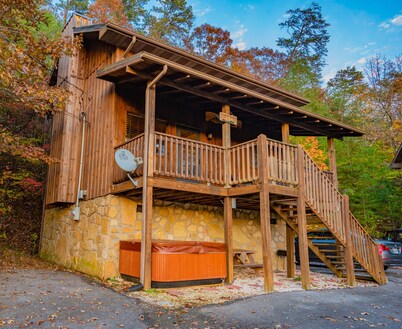 Bear cave cabin 2bd/2bth/HOT TUB