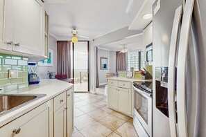 Jääkaappi, mikroaaltouuni, uuni, liesi