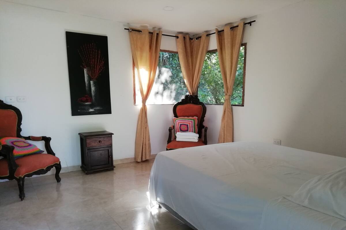 Quarto conforto | Cofres nos quartos, Wi-Fi de cortesia, roupa de cama