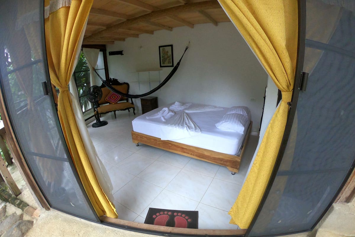 Quarto casal luxo | Cofres nos quartos, Wi-Fi de cortesia, roupa de cama