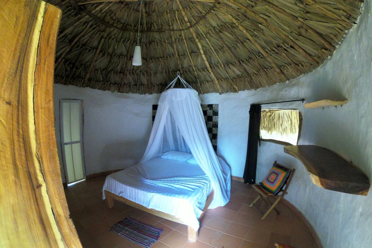 Quarto triplo conforto | Cofres nos quartos, Wi-Fi de cortesia, roupa de cama