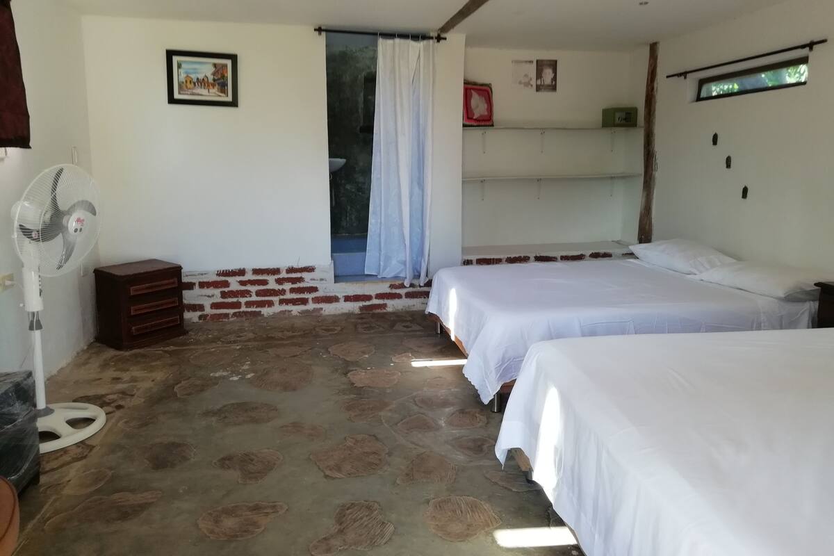 Quarto quádruplo conforto | Cofres nos quartos, Wi-Fi de cortesia, roupa de cama