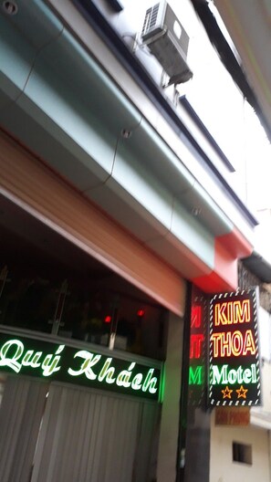 A motel with neon signs, including 'Kim Thoa Motel' and 'Quý Khánh.' - Kim Thoa Motel (Hai Phong)