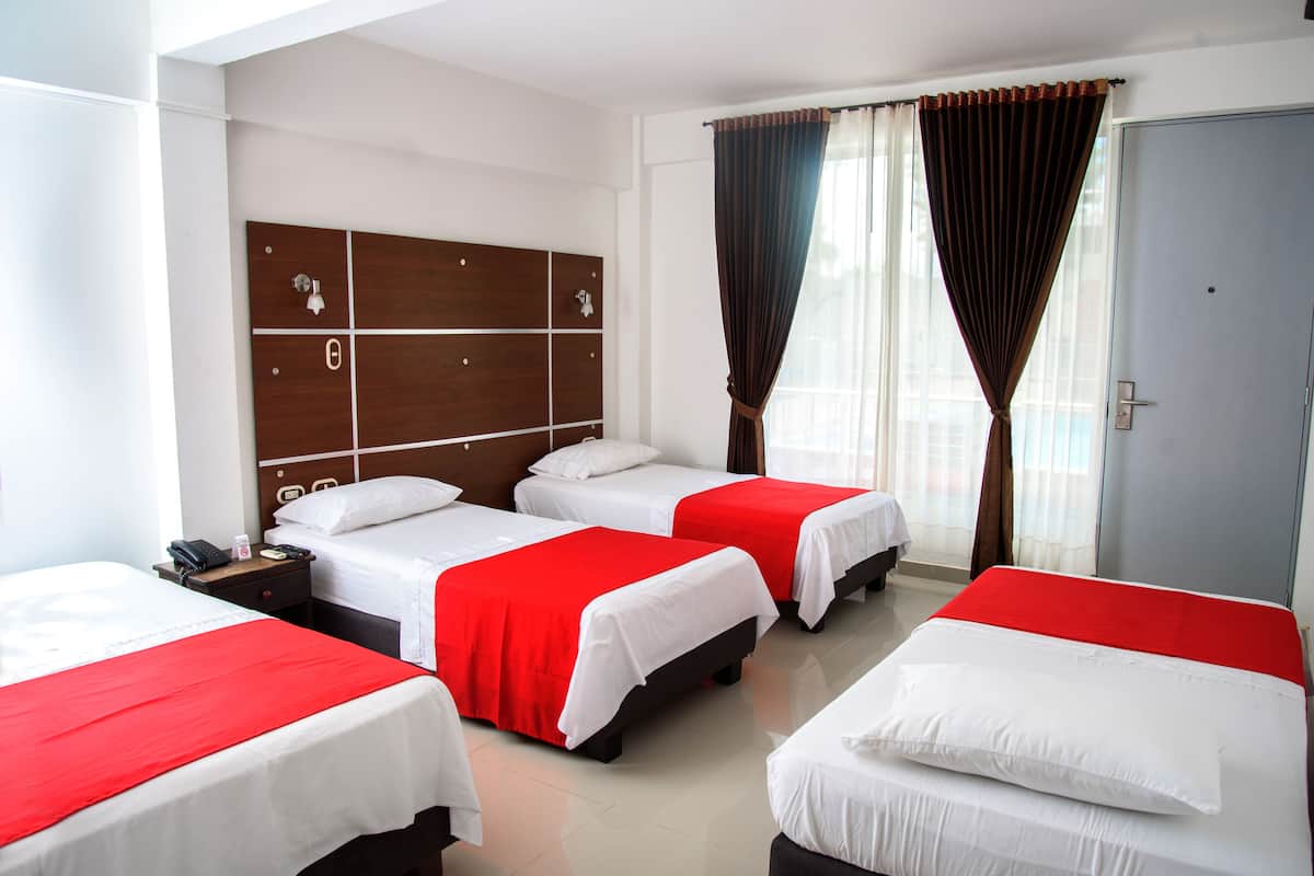 Chambre Quadruple | 1 chambre, coffres-forts dans les chambres, bureau, Wi-Fi gratuit