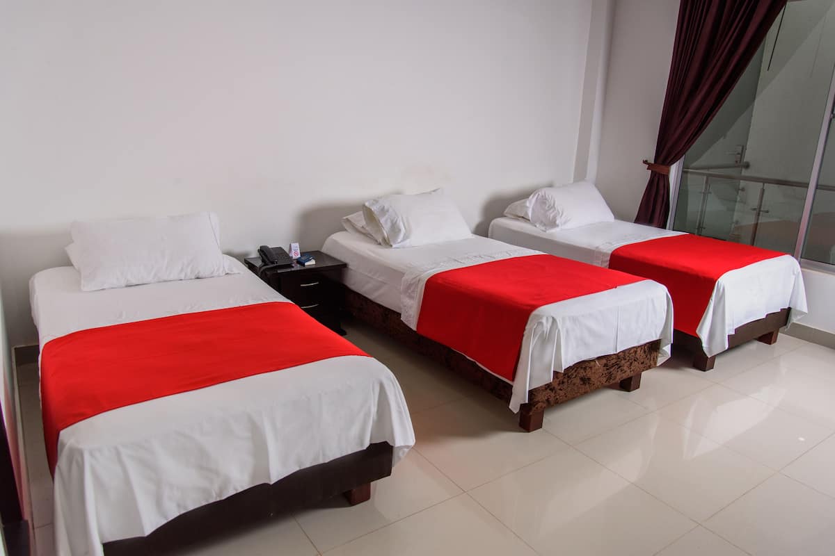 Chambre Triple | 1 chambre, coffres-forts dans les chambres, bureau, Wi-Fi gratuit