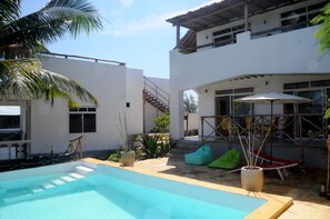 Outdoor pool, pool umbrellas, pool loungers - Maisha Marefu Apartments (Kiwengwa)
