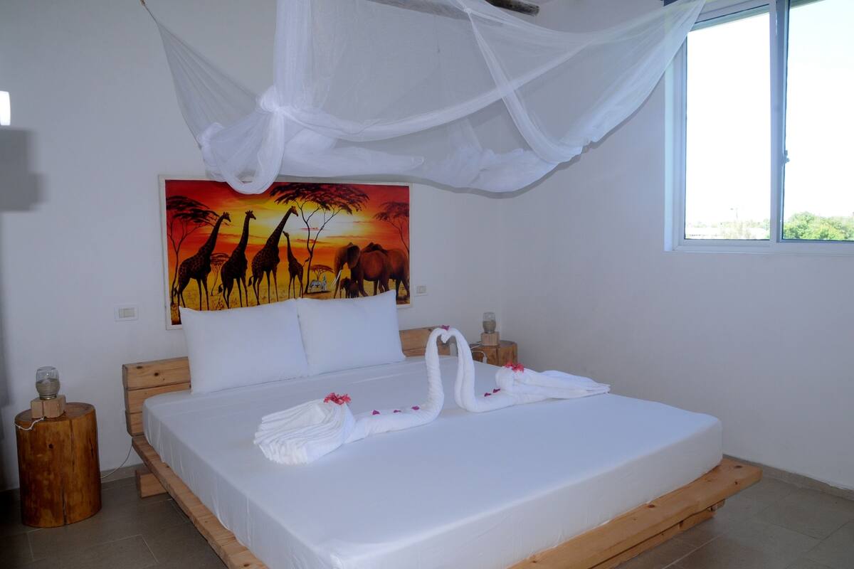 Apartamento, 2 habitaciones | Cortinas opacas y ropa de cama