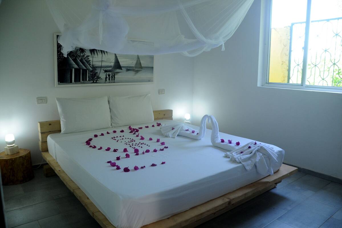 Apartamento, 2 habitaciones, planta baja | Cortinas opacas y ropa de cama