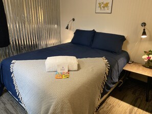 Premium bedding, pillowtop beds, desk, laptop workspace - Dawson Lodge (Dawson City)