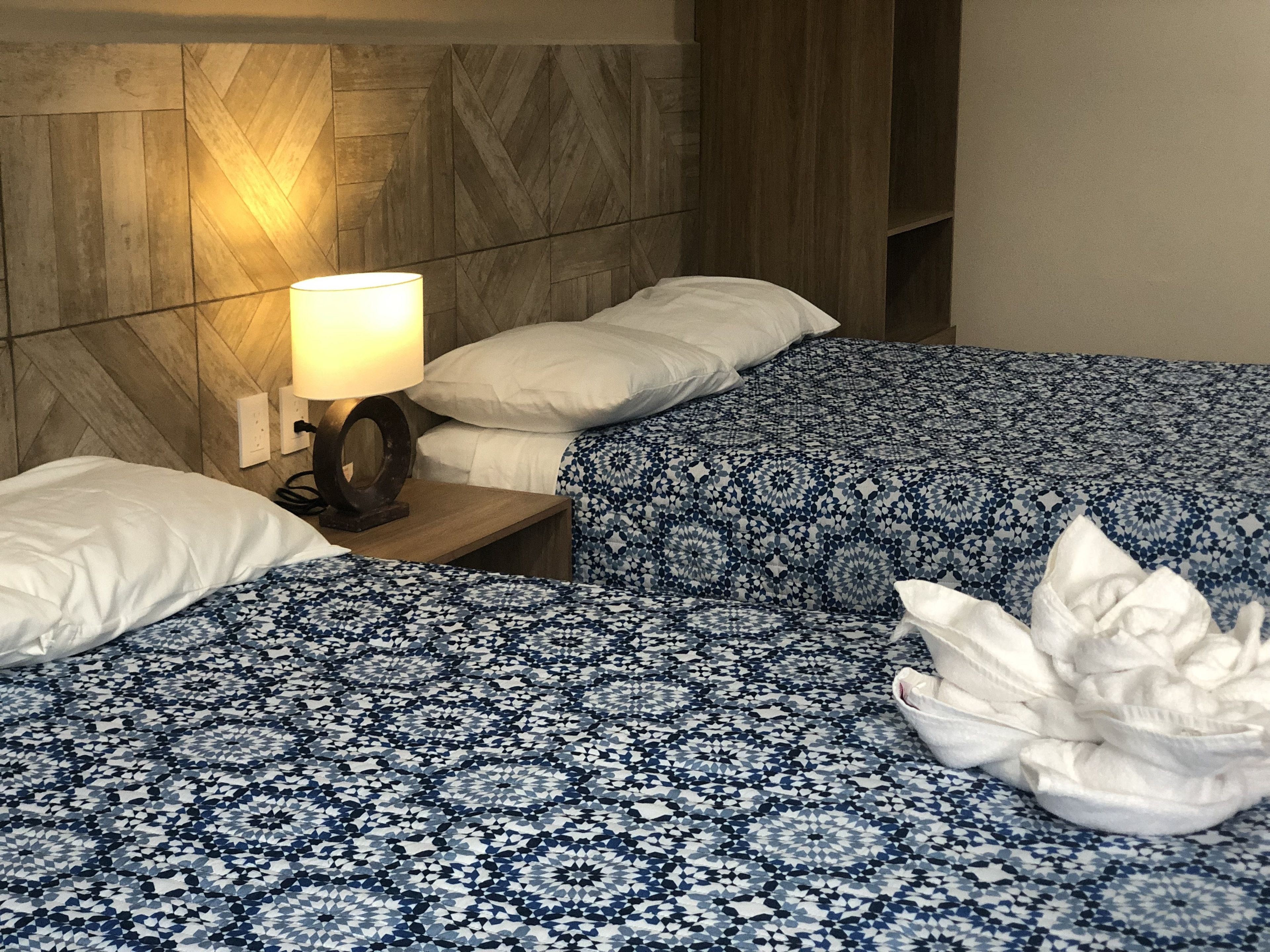 Habitación doble económica, 2 camas matrimoniales, para no fumadores | Minibar, caja de seguridad en la habitación, wifi gratis y ropa de cama 