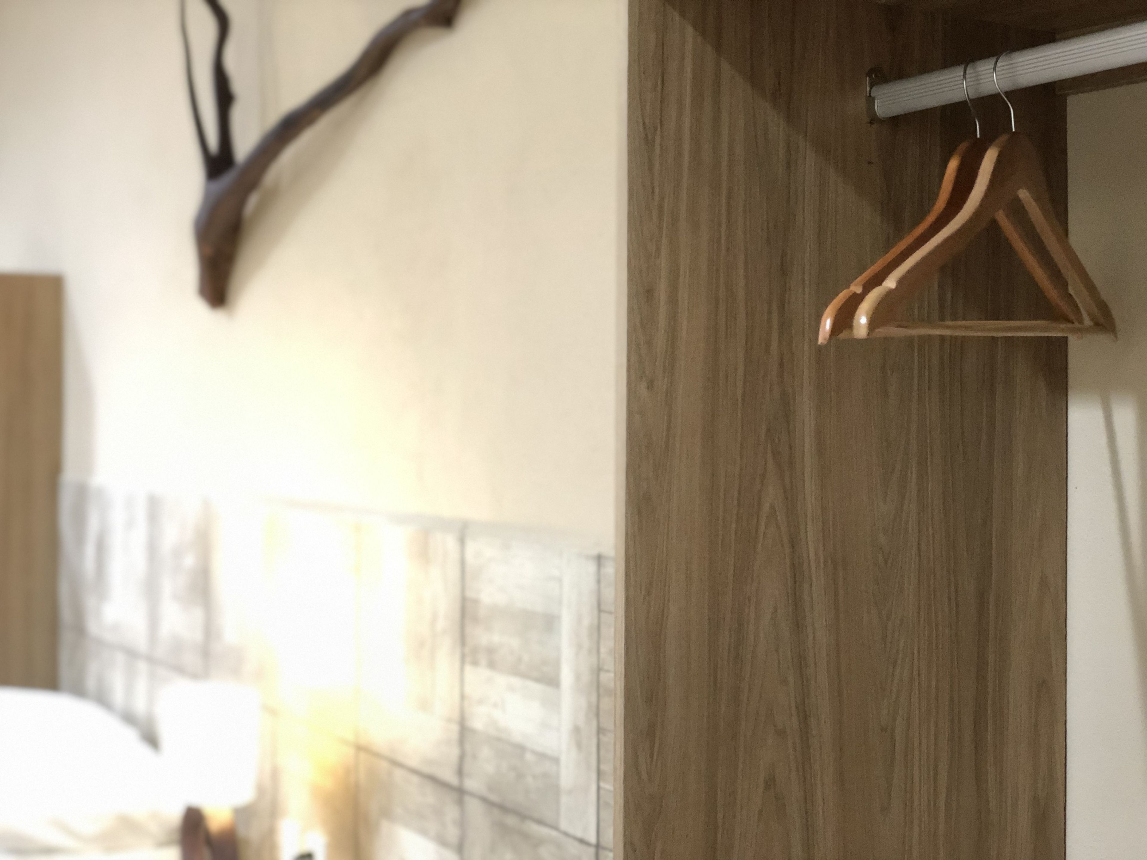 Minibar, caja de seguridad en la habitación, wifi gratis y ropa de cama 