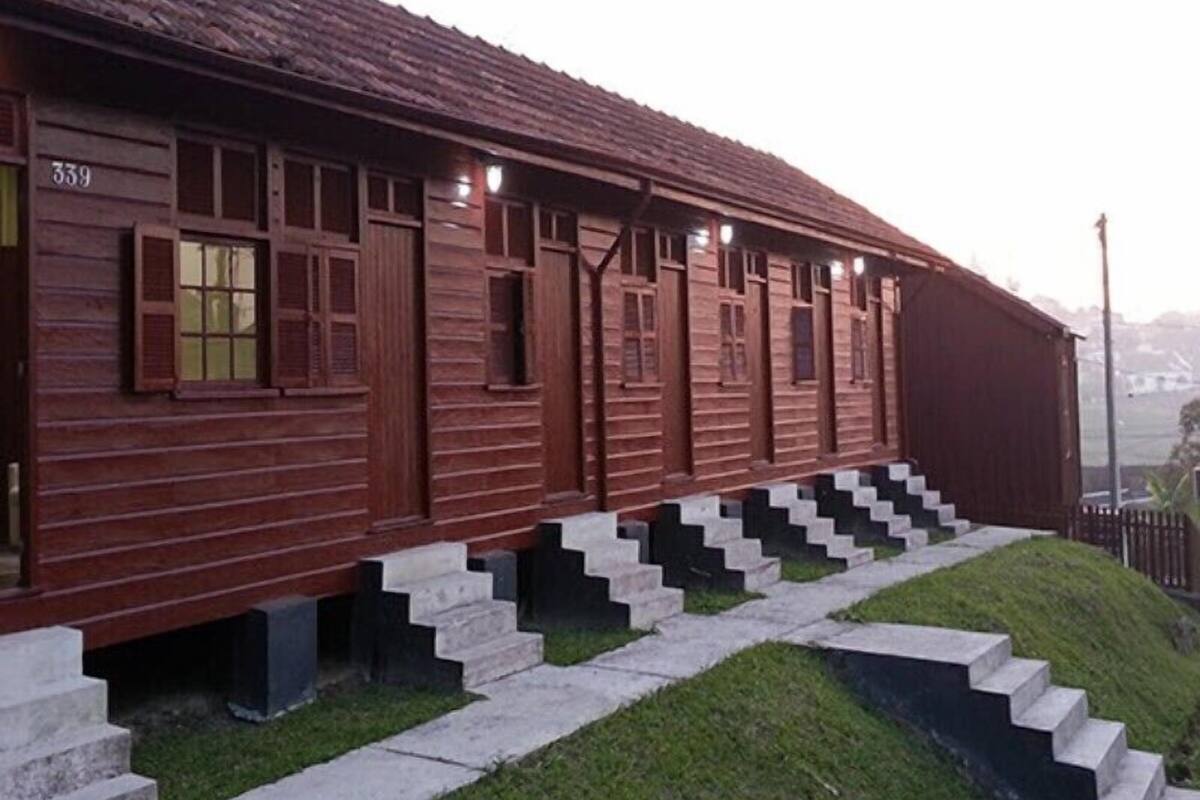 Un edificio de madera con tejado de tejas y el número '339' en la fachada.