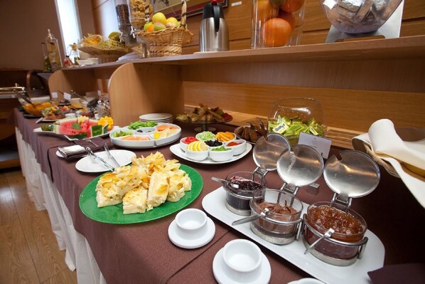 Free daily buffet breakfast