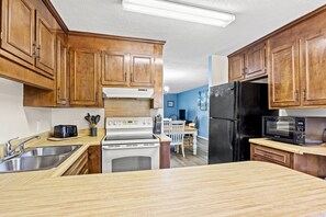 ثلاجة، ميكروويف، فرن، موقد طهي مسطح