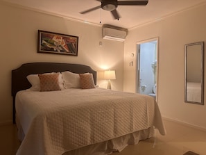 1 dormitorio, tabla de planchar con plancha, wifi y ropa de cama