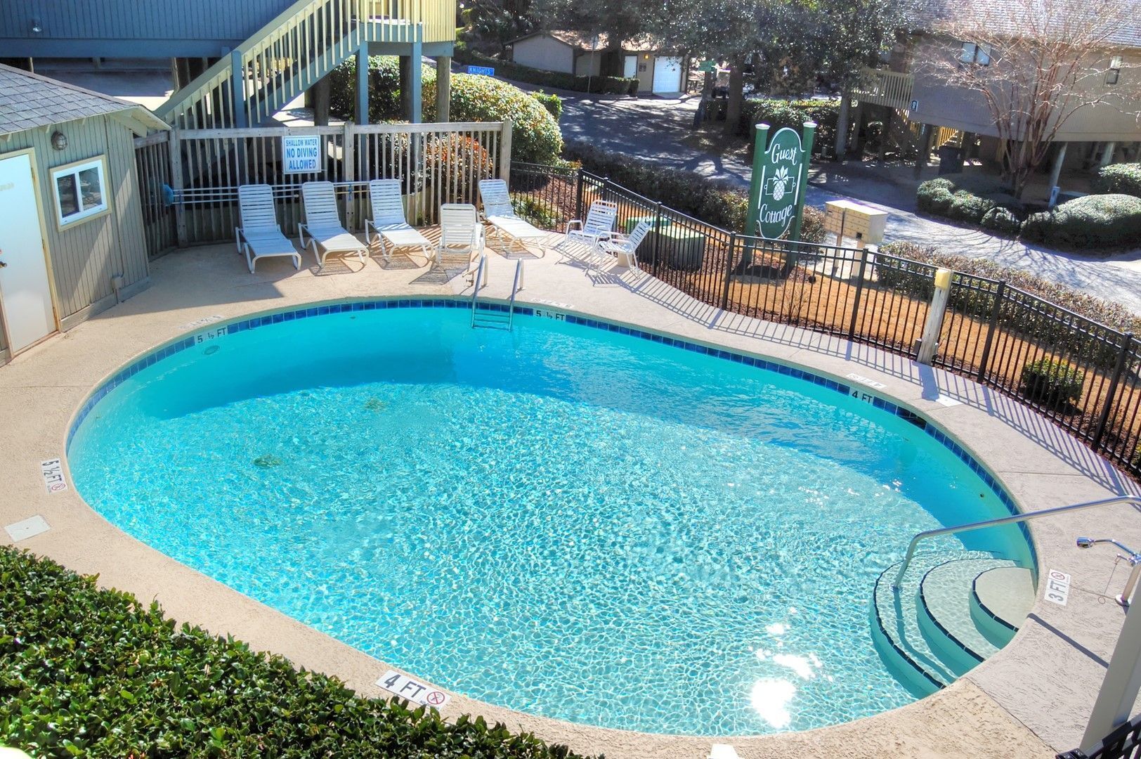 Large Private Cottage Ideal for Families in the Shore Drive Area - Guest Cottage