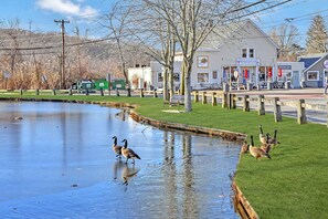 Property grounds - Diana Luxury Retreat Private Beach and Vineyards (Wading River)