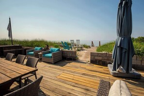 Outdoor dining - Diana Luxury Retreat Private Beach and Vineyards (Wading River)