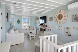 TV - Diana Luxury Retreat Private Beach and Vineyards (Wading River)