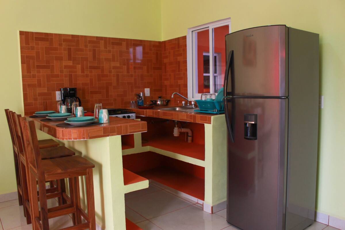 Cafetera y tetera, refrigerador, microondas y horno 
