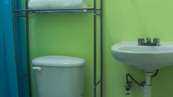 Regadera y amenidades de baño gratuitas