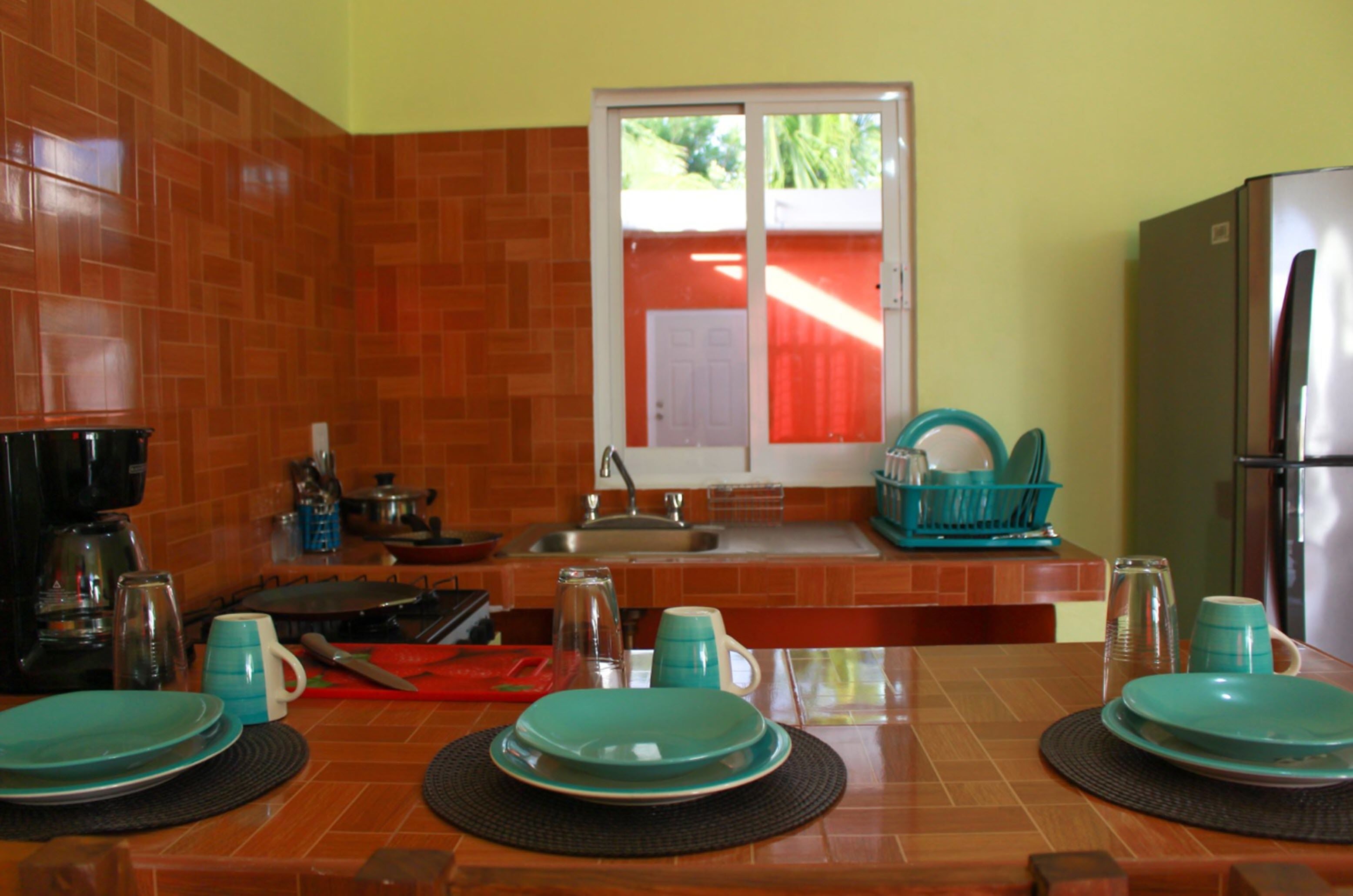 Refrigerador, microondas, horno y cafetera y tetera 
