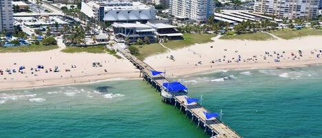 Beach nearby, sun loungers, beach towels