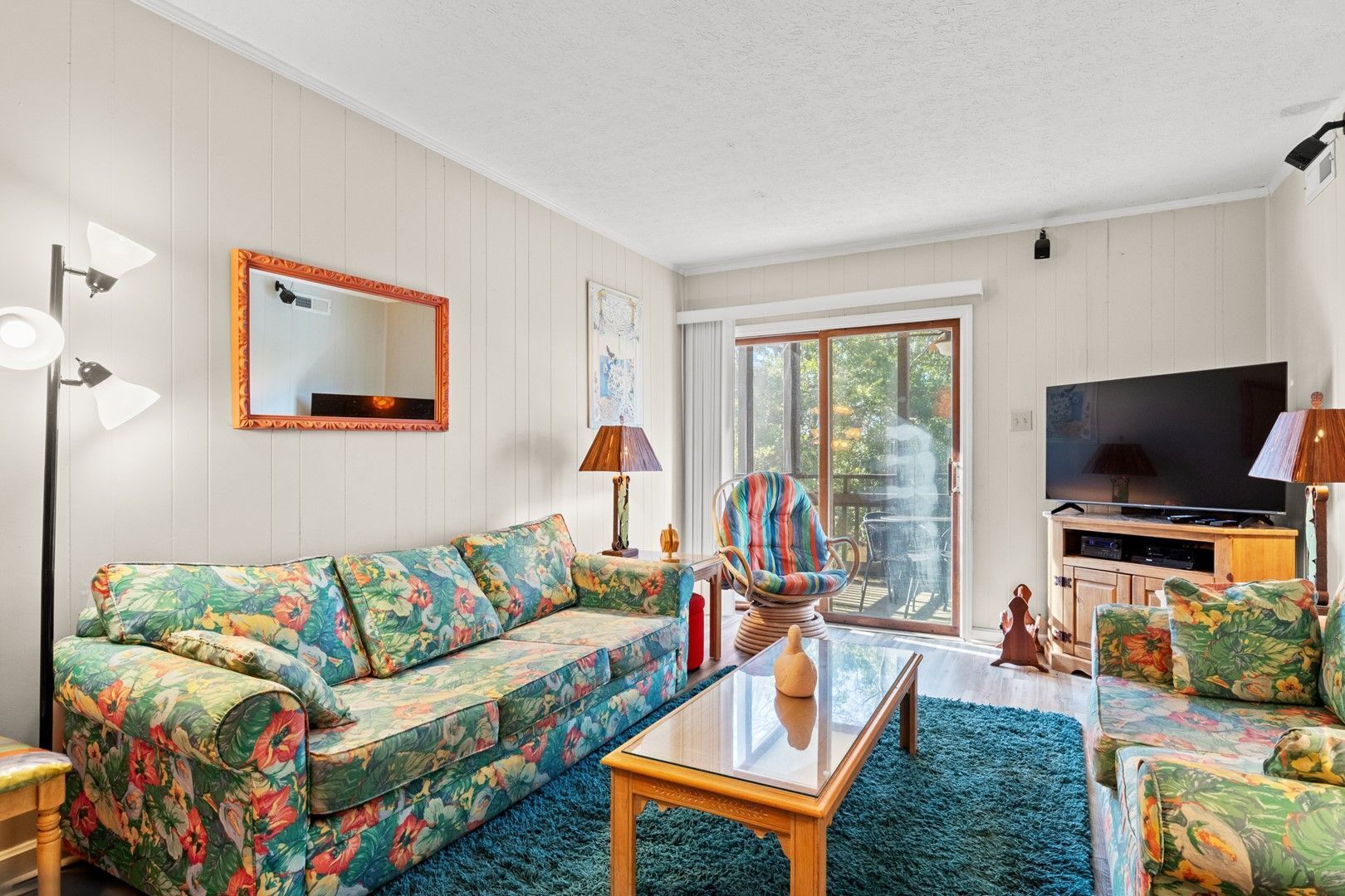 Una televisión, un reproductor de DVD