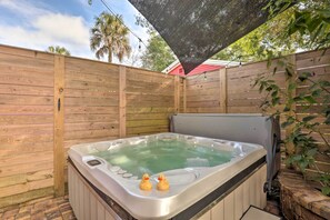 Outdoor spa tub - Historic 1900 Cottage in Downtown St Augustine! (Saint Augustine)