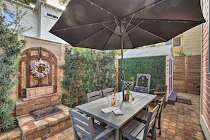 Outdoor dining - Historic 1900 Cottage in Downtown St Augustine! (Saint Augustine)
