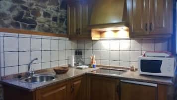 Réfrigérateur, micro-ondes, plaque de cuisson, cafetiÚre/bouilloire