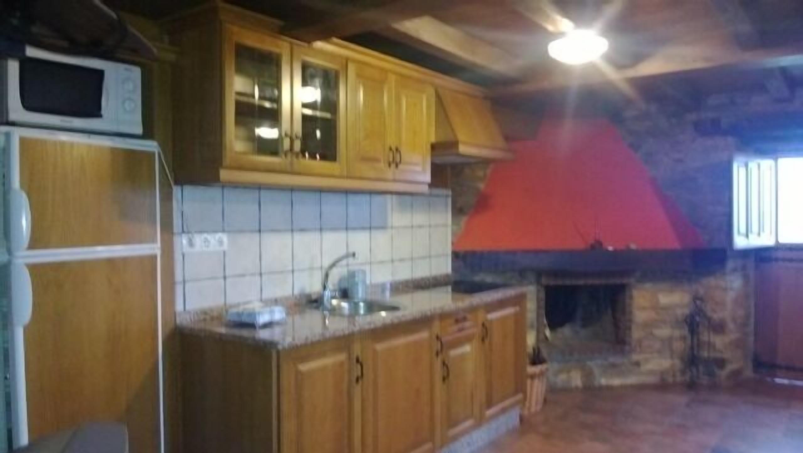 Réfrigérateur, micro-ondes, plaque de cuisson, cafetière/bouilloire