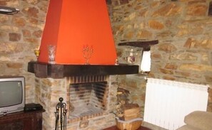 Una televisión, una chimenea