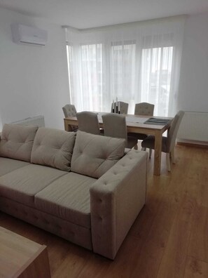 TV - Modern 2 bedroom apartment by Kaufland & Lotus 2 shopping area in Oradea (Oradea)