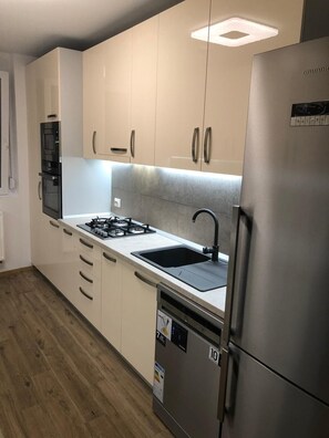 Fridge, microwave, oven, stovetop - Modern 2 bedroom apartment by Kaufland & Lotus 2 shopping area in Oradea (Oradea)