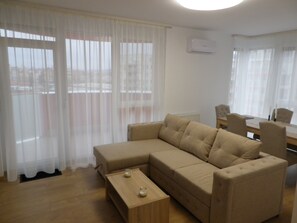 TV - Modern 2 bedroom apartment by Kaufland & Lotus 2 shopping area in Oradea (Oradea)