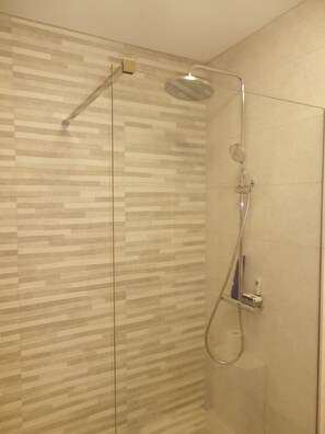 Duschwanne, Haartrockner, Bidet, Handtücher