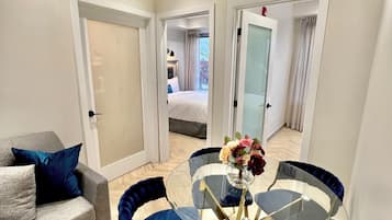 Luxury Apartment, Multiple Beds, Non Smoking (Newly Renovated) | Individualmente mobiliados, ferros/tábuas de passar roupa