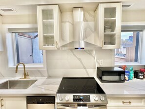 Luxury Apartment, Multiple Beds, Non Smoking (Newly Renovated) | Individually furnished, iron/ironing board, free WiFi, bed sheets - Toronto Rooms and Suites (Toronto)