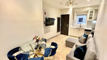 Luxury Apartment, Multiple Beds, Non Smoking (Newly Renovated) | 각각 다르게 가구 비치, 다리미/다리미판, 무료 WiFi, 침대 시트