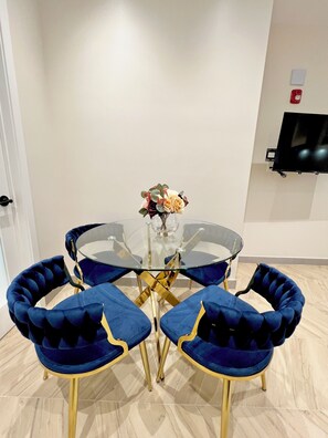 Luxury Apartment, Multiple Beds, Non Smoking (Newly Renovated) | Individually furnished, iron/ironing board, free WiFi, bed sheets - Toronto Rooms and Suites (Toronto)